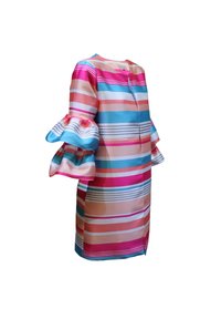 Vestido a rayas en tonos de rosa, azul y blanco, con mangas de puño con volantes y una textura de satén suave. Cuello redondo simple y cierre frontal.