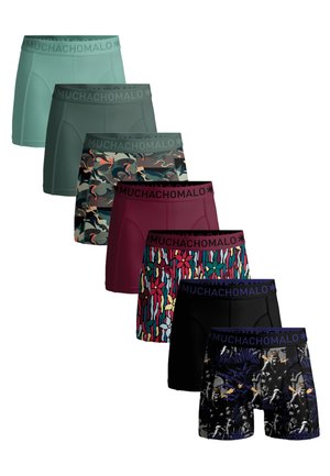 Siete pares de bóxers para hombre en varios colores y estampados, incluyendo verde azulado sólido, camuflaje, burdeos, floral, negro y estampados artísticos.