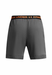 Pantalones cortos atléticos grises hechos de una tela suave, con una cintura elástica negra que presenta la marca 'Under Armour' en naranja y paneles de malla en los laterales.