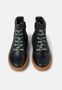 Stivaletti neri in pelle con lacci multicolori a fantasia, zip laterali e suole in gomma marrone, caratterizzati da una texture liscia.