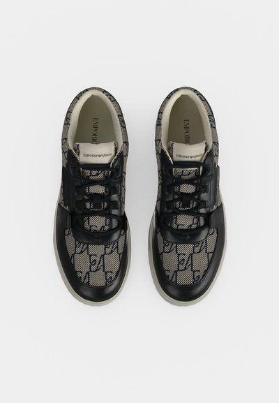Paire de baskets Emporio Armani noires et beiges avec tissu à motifs et détails en cuir noir, vues de dessus sur fond blanc.