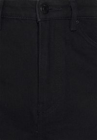 Svarta denimjeans med en mjuk textur, utrustade med en metallknapp, standard fickdesign och subtila sömnadsdetaljer vid sömmarna.