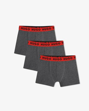 Trys pilki boxer tipo apatiniai su raudonomis juosmeninėmis juostelėmis, kiekvienoje juostelėje kartojasi juodas užrašas „HUGO“.