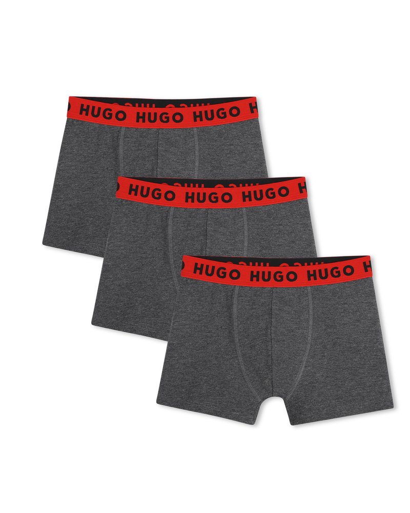 Τρία γκρι μπόξερ με κόκκινες μέσες, κάθε μέση έχει επαναλαμβανόμενο μαύρο κείμενο "HUGO".