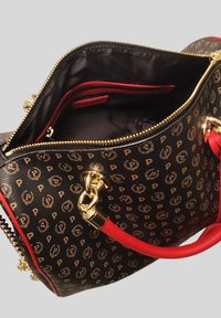 Borsa nera con motivo logo dorato, dettagli rossi, forma strutturata e chiusura con zip. L'interno presenta foderatura rossa e diverse tasche.