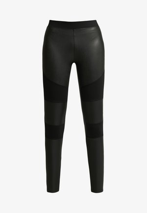 Černé legíny s kombinací lesklého a matného povrchu. Mají široký pas a kontrastní panely podél nohou. Hladká textura.