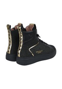 Schwarze High-Top-Sneaker mit glitzerndem schwarzen Obermaterial, goldenen Paillettenakzenten an den Seiten und schwarzer Gummisohle. Mit Logo und Herzdetail.