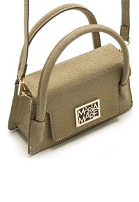 Piccola borsa rettangolare in materiale verde oliva scintillante, con doppio manico arrotondato e una piastra con logo dorato sul davanti.