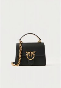 Svart läderhandväska med topphandtag, guldkedjestrap och guldringlås med två kyssande fåglar som vänder sig mot varandra.