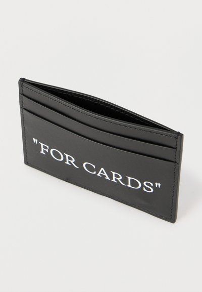 Μαύρο δερμάτινο θήκη καρτών με λευκό κείμενο «FOR CARDS» τυπωμένο μπροστά, που δείχνει πολλαπλές θήκες για κάρτες και ένα ανοιχτό μεσαίο διαμέρισμα.