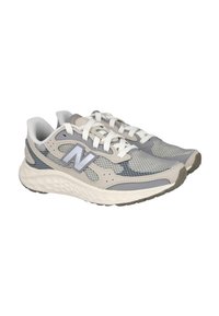 Zapatillas deportivas de color gris claro, hechas de malla y materiales sintéticos, con cordones blancos, parte superior estampada y una suela texturizada.