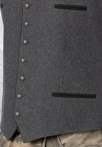 Grau vest mit silbernen Knöpfen und grünem Besatz. Verfügt über zwei eingearbeitete Taschen und einen spitzen Saum, der einen strukturierten Stoff zeigt.