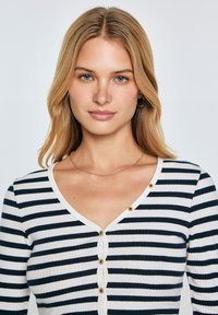 Gestreifter, gerippter Cardigan in Marineblau und Weiß, mit V-Ausschnitt, Knopfverschluss und schmaler Passform. Strukturiertes Material mit goldfarbigen Knöpfen.