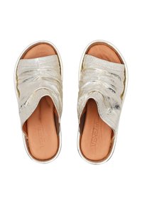 Metallic zilveren slide sandalen met een samengevoegd leren bovenwerk, een tan voetbed en een witte loopzool; open teen ontwerp en zachte textuur.