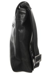 Schwarze Leder-Schultertasche mit flachem Profil, verstellbarem Tragegurt und strukturiertem Oberflächen. Verfügt über eine glatte Oberfläche und subtile Nähdetails.