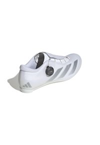 Scarpa sportiva bianca con tomaia testurizzata, tre strisce argentate e un sistema di allacciatura circolare. Suola liscia e fodera in tessuto.