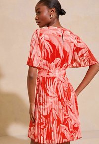 Lipsy FLUTTER SLEEVE REGULAR FIT - Denné šaty - pink floral
