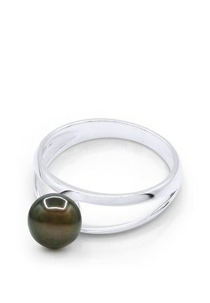Bague en argent avec une unique grande perle vert foncé montée sur une bague légèrement torsadée, présentée sur fond blanc.