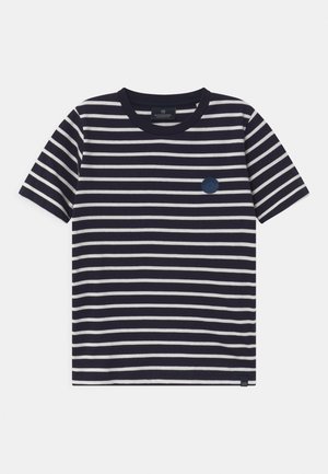 T-shirt z krótkim rękawem w granatowo-białe poziome paski, z okrągłym dekoltem i małym okrągłym logo na lewej piersi.