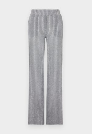 Grå, ribbet strikkede bukser med en tettsittende midjebånd og utvidede ben. Har subtil glans og vertikale striper for tekstur.