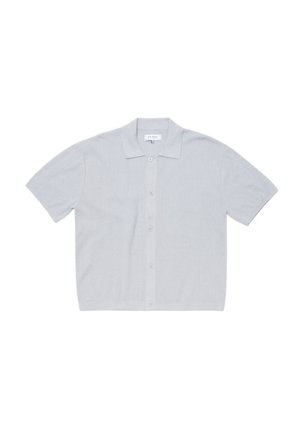 Polo in maglia grigia chiara a maniche corte con chiusura frontale a bottoni e piccolo colletto, distesa su sfondo bianco.