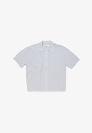 Lysgrå kortærmet strikket polo med knapper foran og lille krave, lagt fladt på hvid baggrund.