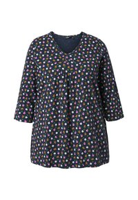 Navyblaue V-Ausschnitt-Bluse mit 3/4-Ärmeln, die mit einem Muster aus kleinen Teddybären, Fußballen und rosa Blumen bedeckt ist.