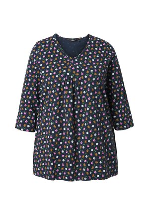 Mörkblå V-ringad blus med 3/4 ärmar, täckt av ett mönster av små nallebjörnar, fotbollar och rosa blommor.