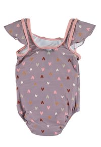 Schwimmbadanzug aus leicht lila Stoff, mit einem Herzmuster in verschiedenen Farben. Mit Rüschenärmeln und pinken Akzenten versehen.