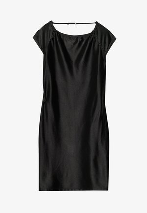 Robe en satin noir avec un encolure bateau, des manches courtes et une silhouette épurée. La texture lisse et le design minimaliste soulignent la simplicité.