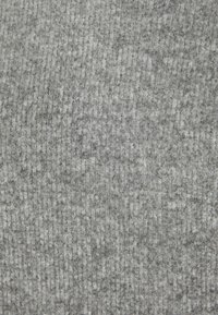 Tessuto grigio a righe con una texture morbida, caratterizzato da un motivo sottile di tonalità chiare e scure, ideale per applicazioni di abbigliamento o tappezzeria.