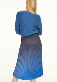 comma Sweter