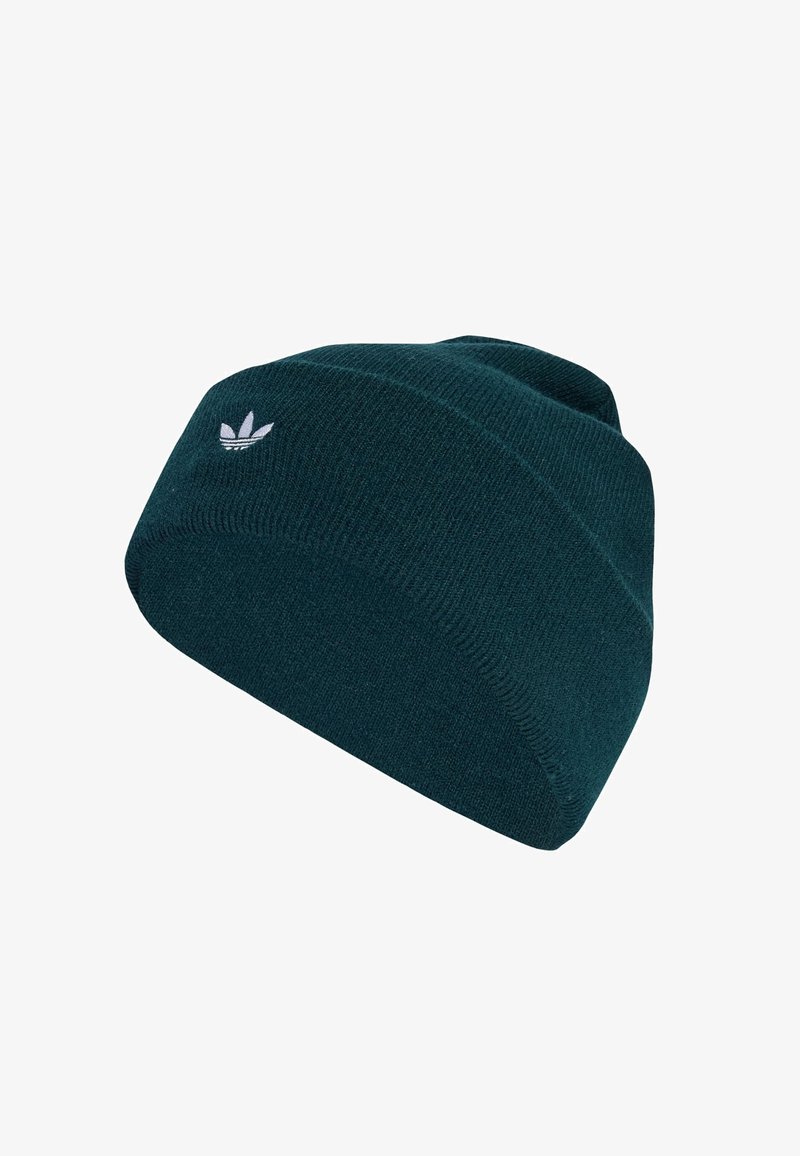 Cappello beanie in materiale lavorato a maglia color verde scuro; presenta un discreto logo Adidas bianco. Texture liscia con una forma aderente e una parte superiore arrotondata.