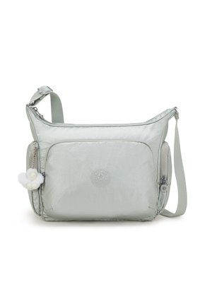 Borsa a spalla verde chiaro realizzata in tessuto lucido, con una tasca frontale con zip, dettaglio con logo e un charm soffice attaccato alla zip.