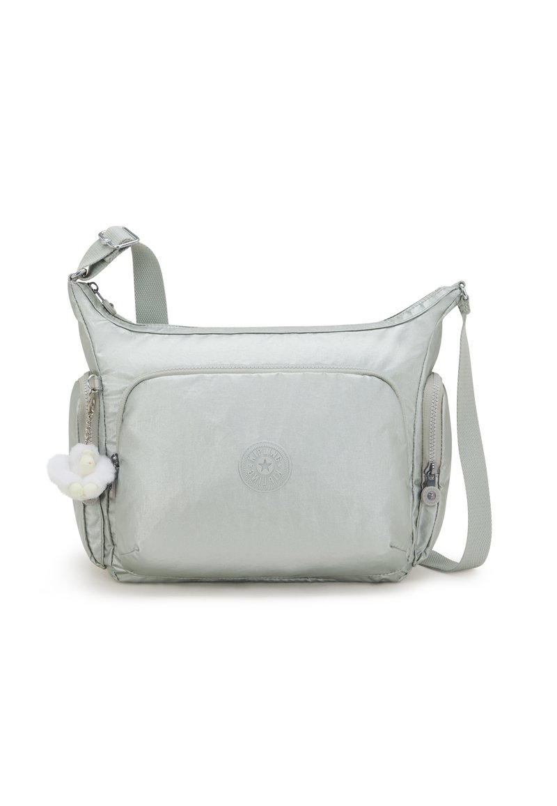 Borsa a spalla verde chiaro realizzata in tessuto lucido, con una tasca frontale con zip, dettaglio con logo e un charm soffice attaccato alla zip.