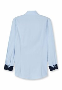 Hellblaues Langarmhemd mit einfarbigem Körper, kontrastierenden marineblauen, strukturierten Bündchen und dezenten seitlichen Schlitzen für mehr Bewegungsfreiheit.