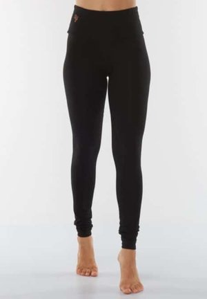 Schwarze Leggings mit hohem Bund, gefertigt aus einem glatten, dehnbaren Material. Verfügt über einen kleinen Logoakzent am Bund.