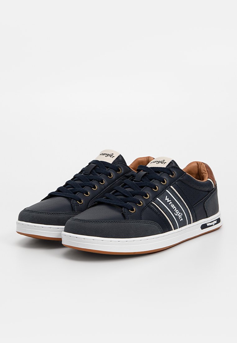 Marineblauwe sneakers met een bovenkant van faux leer, witte strepen en gouden oogjes. Gevoerde bruine kraag en witte rubberen zool met logo-accent.