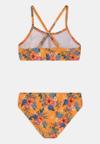 Blumiges Bikini-Oberteil in Orange mit einem Kreuz-Back-Design und passendem Unterteil. Das Material ist leicht und mit lebhaften Blumenmustern in Rot, Blau und Grün gestaltet.
