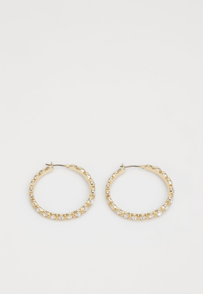 Orecchini a cerchio in oro con un design testurizzato e rhinestone trasparenti incastonati lungo il bordo anteriore. Leggeri e di forma circolare.