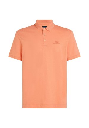 Lühikeste varrukatega polo-särk heledas korallitoonis, valmistatud pehmest kangast, millel on kolmeknupuline eest avatud osa ja õrn mummitud logo rinnal.