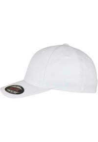 Căciulă albă cu coroana rotundă, vizieră curbată și șase orificii de ventilație. Prezintă un etichetă de marcă Flexfit pe vizieră. Textură de țesătură moale.
