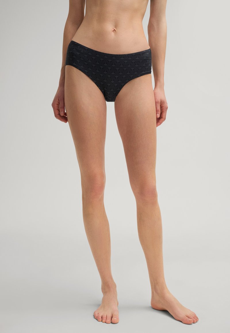 Schwarze Unterwäsche mit geometrischem Muster, ausgestattet mit einem mittelhohen Bund und glattem Stoff für Komfort, entworfen für eine figurschmeichelnde Silhouette.
