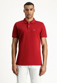 Kigili 2-BUTTON REGULAR CUT STIFF COLLAR Polo dark red/rojo