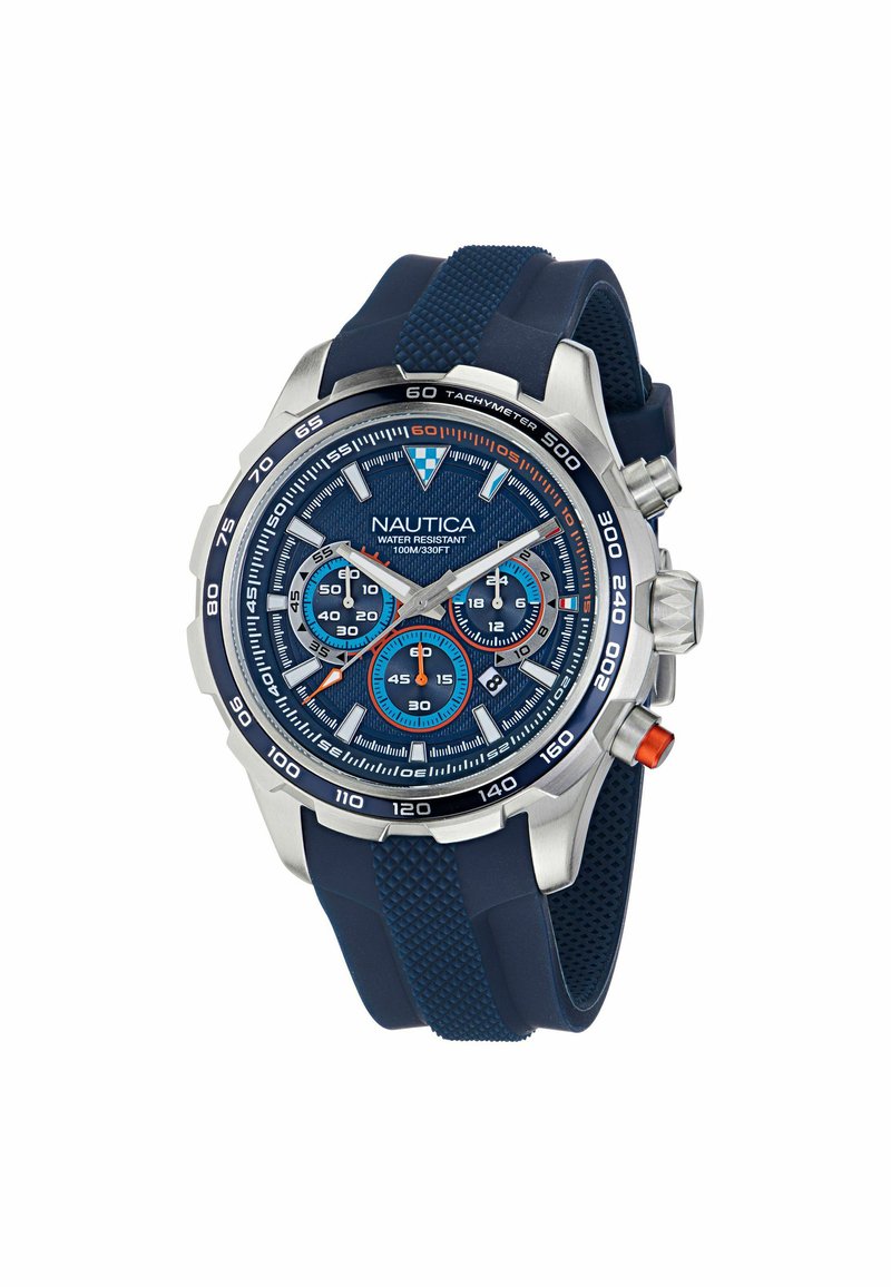 Reloj Nautica con caja de acero inoxidable, correa de silicona azul, esfera marina, acentos plateados y tres subesferas con detalle en naranja.