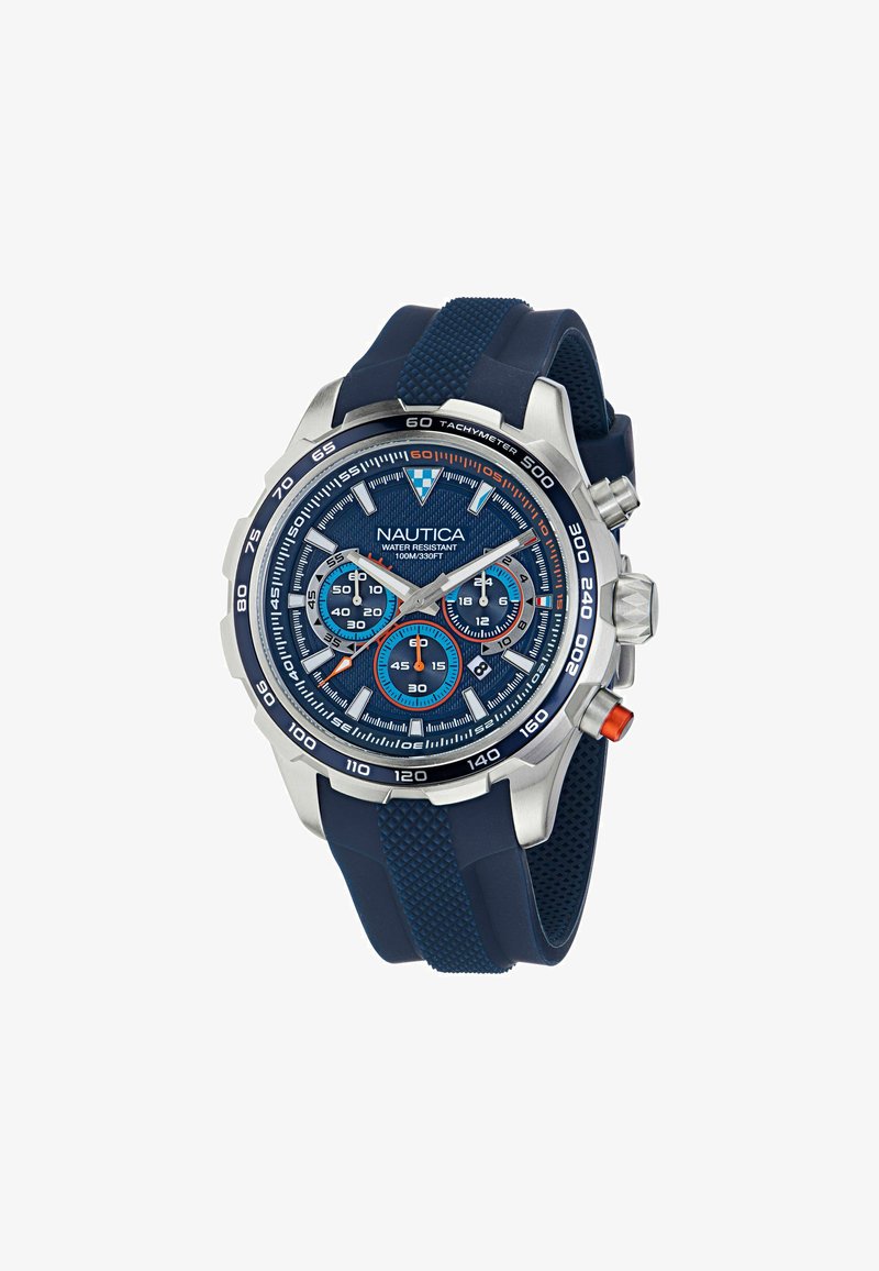 Nautica pulksteņi ar nerūsējošā tērauda korpusu, zilu silikona siksniņu, tumši zilu ciparnīcu, sudraba akcentiem un trim subciparnīcām ar oranžām detaļām.