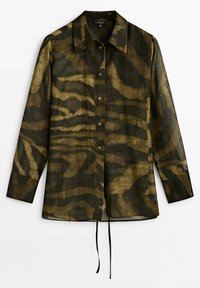 Chemise à manches longues, boutonnée, de couleur vert foncé avec un motif de rayures de tigre en beige. Confectionnée dans un tissu léger et transparent. Présente un ourlet droit.
