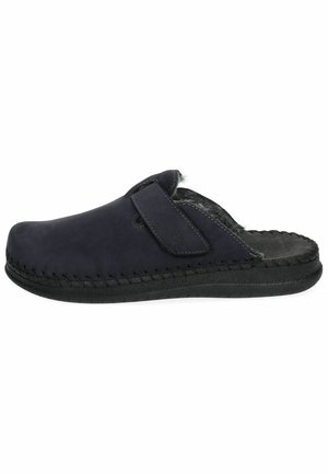 Sabots navy en cuir avec une finition texturée, dotés d'une sangle en Velcro, d'une doublure douce et d'une semelle en caoutchouc noir robuste.
