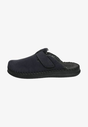 Marineblå slip-on klipklapper lavet af læder med struktureret overflade, som har en Velcro-strop, blød indvendig beklædning og en solid sort gummisål.