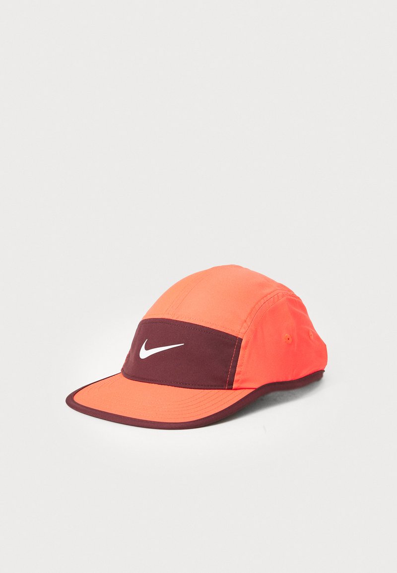 Sacosță cu o coroană portocalie strălucitoare, bandă vin roșu închis și un logo alb contrastant. Fabricată dintr-un material ușor, cu o tuleie curbată.